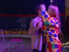 Im Zirkus Conny fickt den Clown